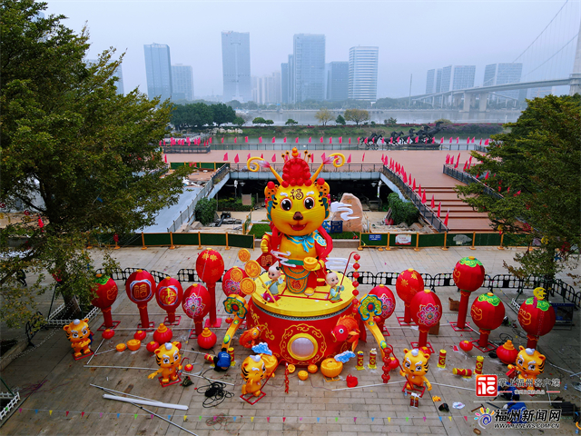 大型福虎花灯亮相福州花海公园