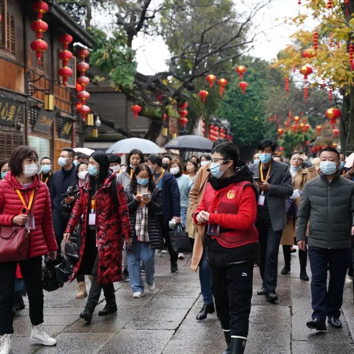 老福州人常用礼饼作为礼品走亲访友，它是做寿、添丁、嫁女、上梁、乔迁、祭祀的必备大礼之一。  位于小箬乡小箬村的学朝礼饼店，正是一家制作礼饼的老店铺。店铺的主人陈学朝是市级非遗项目小箬礼饼制作技艺代表性传承人。  学朝礼饼油而不腻、甜而不厌、喷香可口，以其独特的工艺、香酥的口感被誉为“礼饼中的佳品”。  摄制：张锋、吴梓航、洪婷婷、黄子玲  素材提供：闽侯县融媒体中心  新华社音视频部制作
