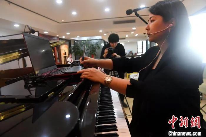 台湾钢琴教师南静恩：“大陆5G铺平我们云上授课之路”