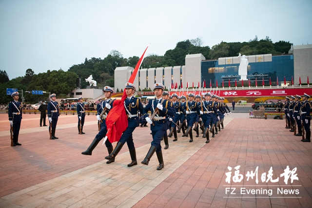 五一广场举行升旗仪式