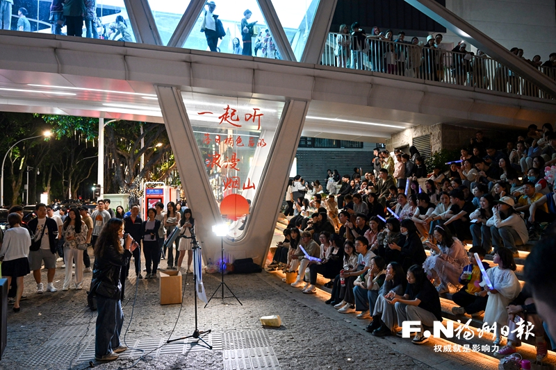 福州街头艺术表演日益丰富 “流动风景线”播撒温馨浪漫