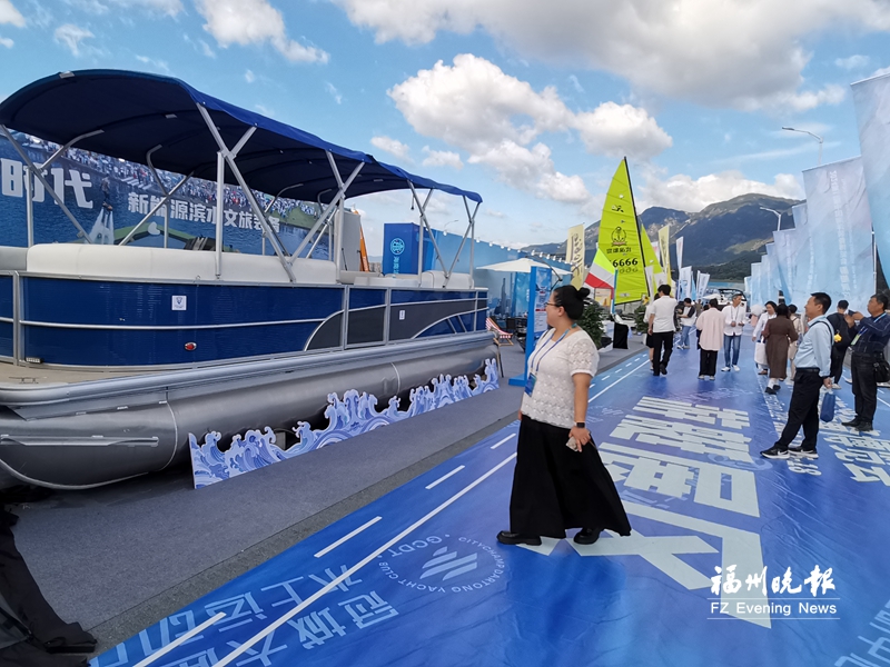 市民纷纷到海装展游艇展区打卡 游艇文化嘉年华人气旺