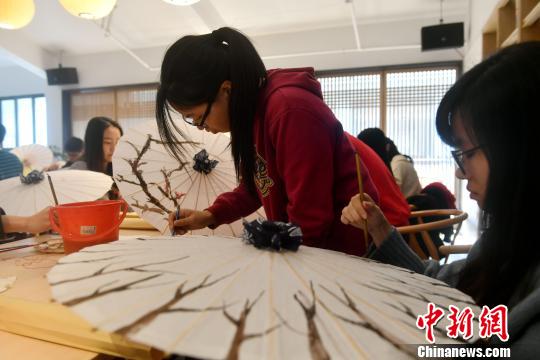 两岸大学生体验福州油纸伞制作技艺